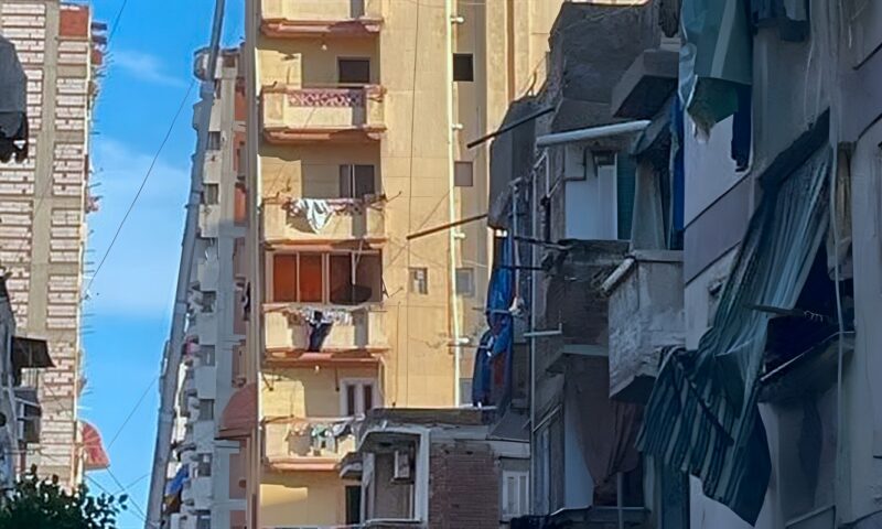 إخلاء عقار مائل بحي وسط الإسكندرية تمهيدا لإزالة 5 أدوار