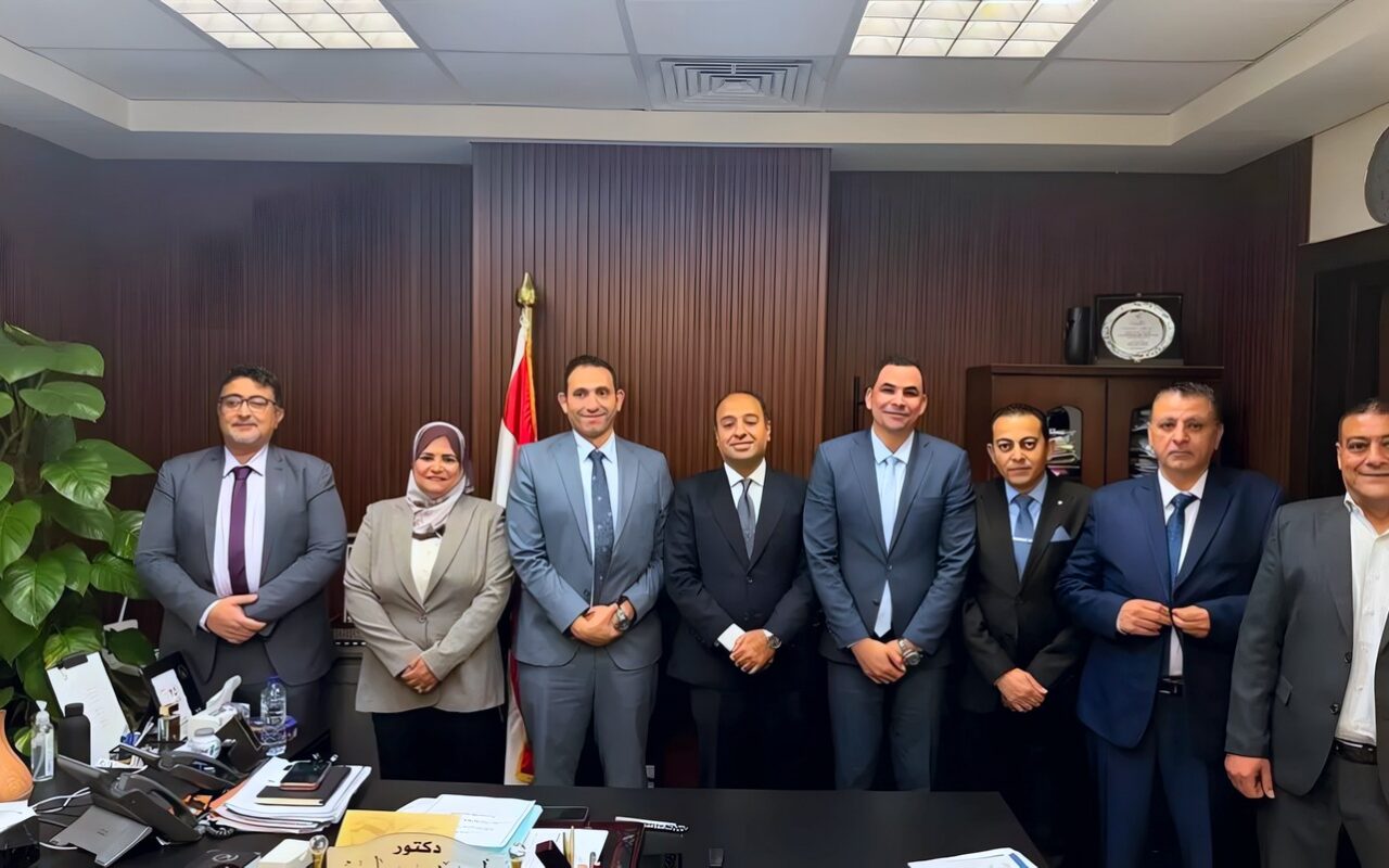3 قيادات بقطاع الشئون العقارية بهيئة المجتمعات العمرانية يحصلون على الدكتوراه المهنية