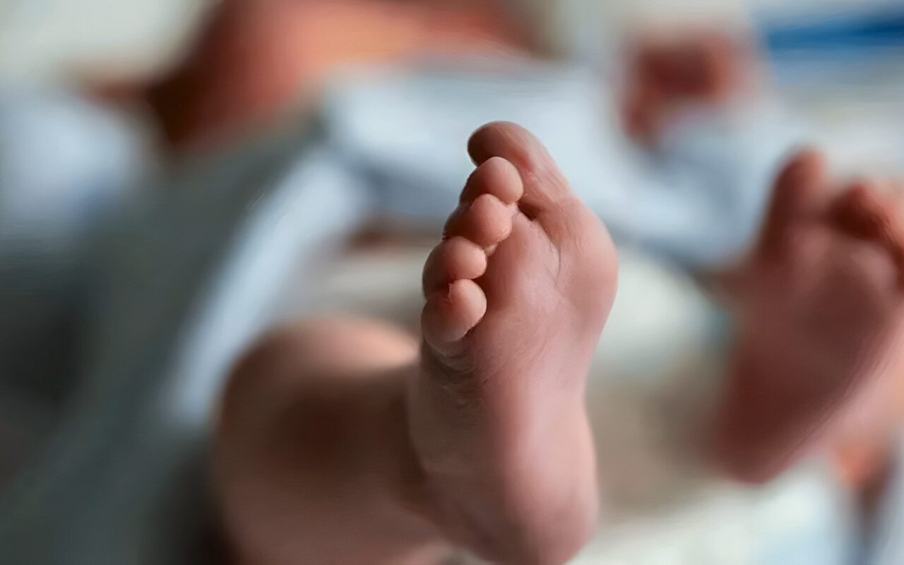 العثور على رضيع ملقى في الشارع ونقله لقسم الحضانات بمستشفى طنطا العام