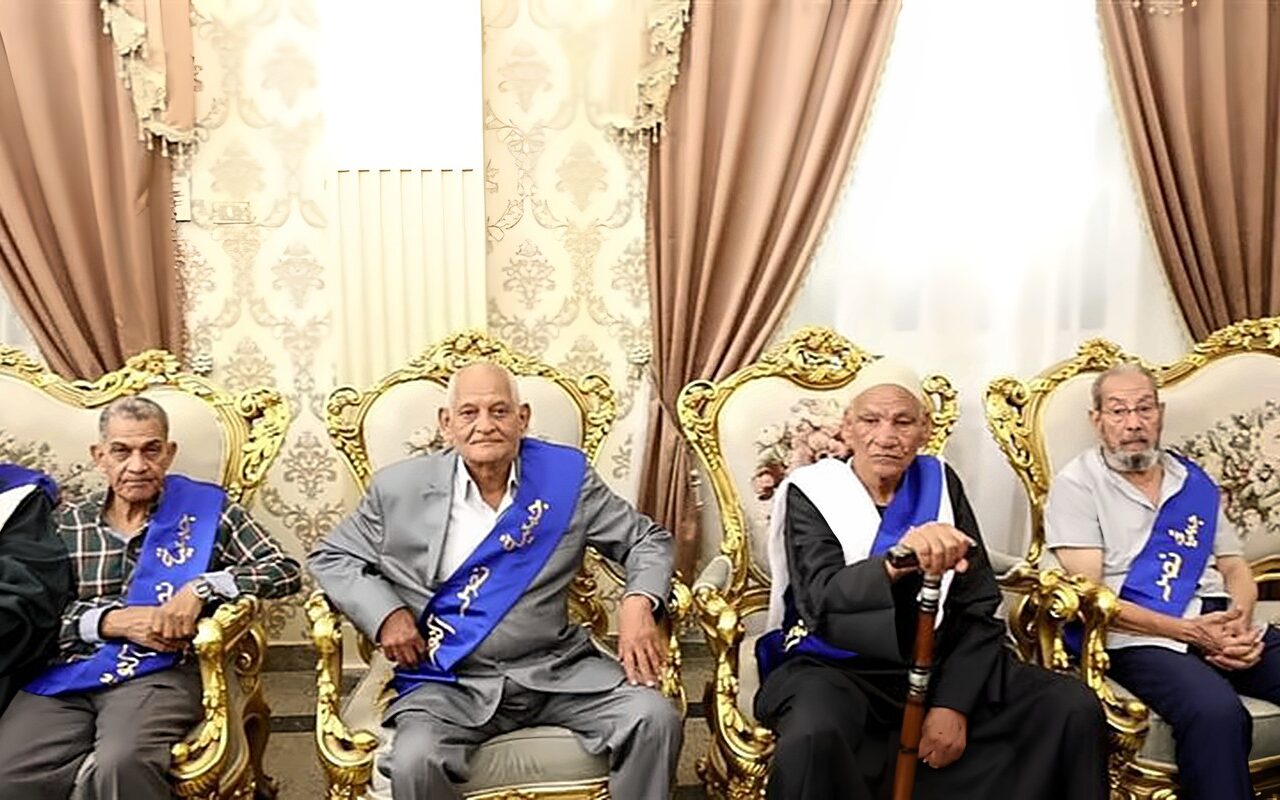 محافظ المنيا يلتقي المحاربين القدماء ويشهد قرعة عمرة لأحد أبطال أكتوبر