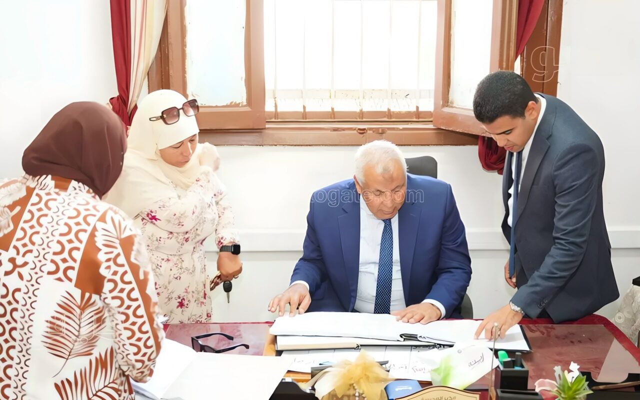 محافظ مطروح يتابع انتظام الدراسة بالمدارس الثانوية ويراجع سجلات الغياب