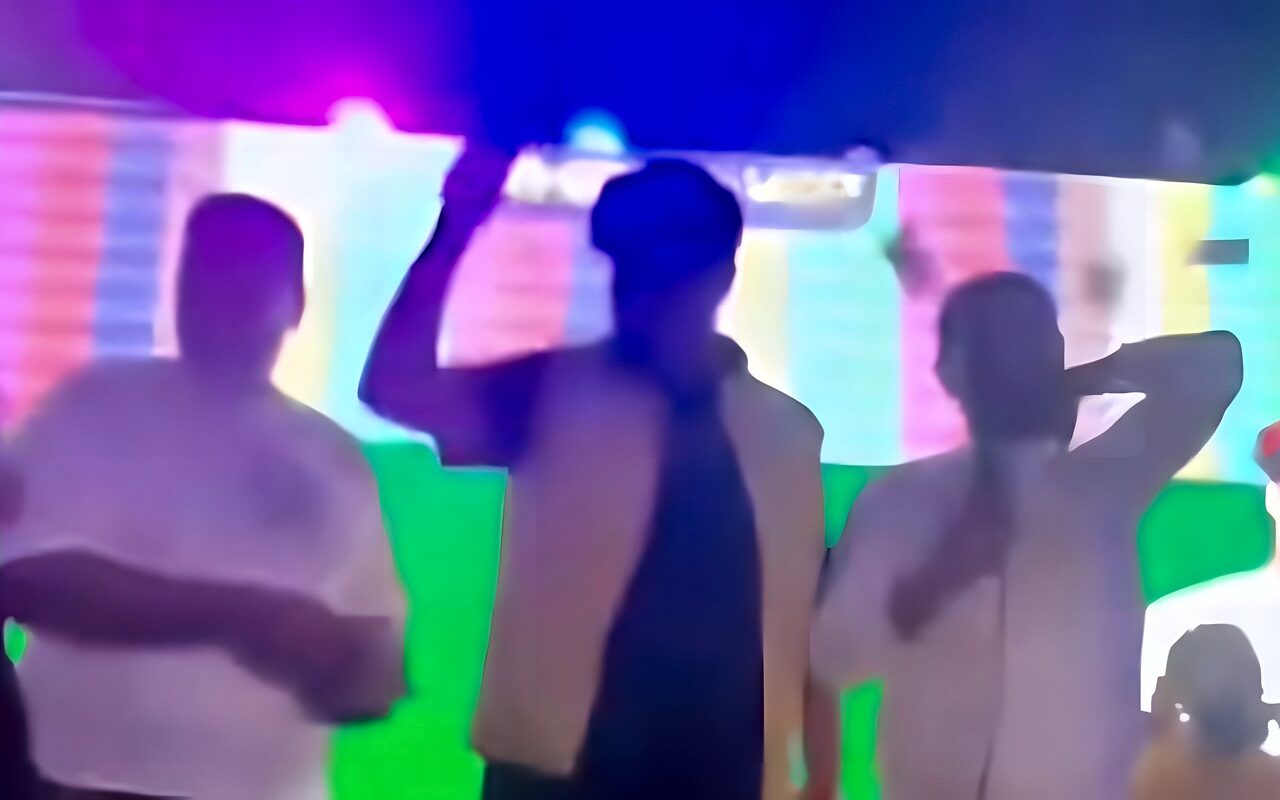 فيديو يشعل الجدل.. أموال تتطاير خلال حفل زفاف في ليبيا