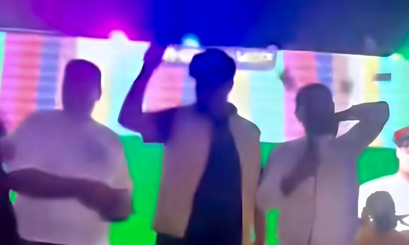 فيديو يشعل الجدل.. أموال تتطاير خلال حفل زفاف في ليبيا