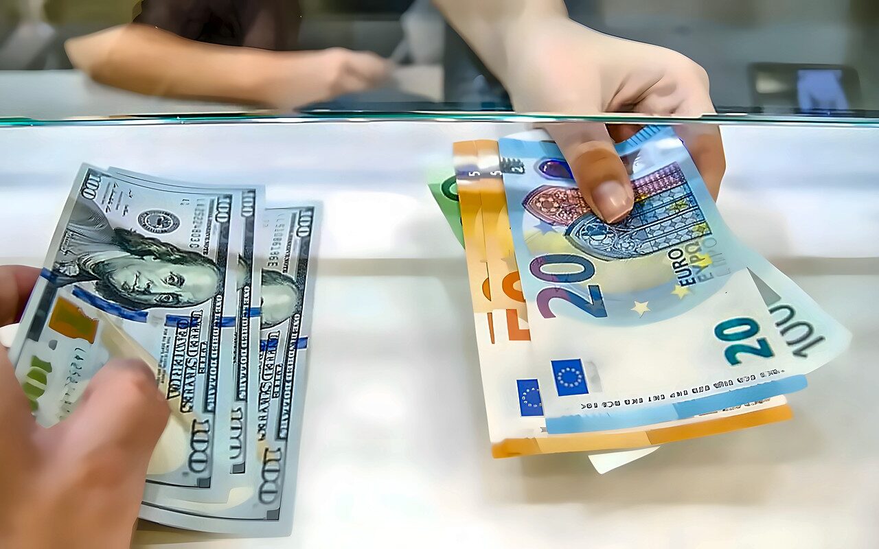 الدولار يواصل مكاسبه.. أعلى مستوى في 17 شهرًا مع ضغوط على اليورو