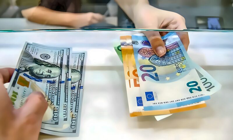 الدولار يواصل مكاسبه.. أعلى مستوى في 17 شهرًا مع ضغوط على اليورو