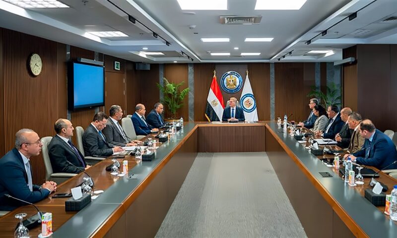 وزير البترول يتابع خطط زيادة الإنتاج وتأمين الإمدادات