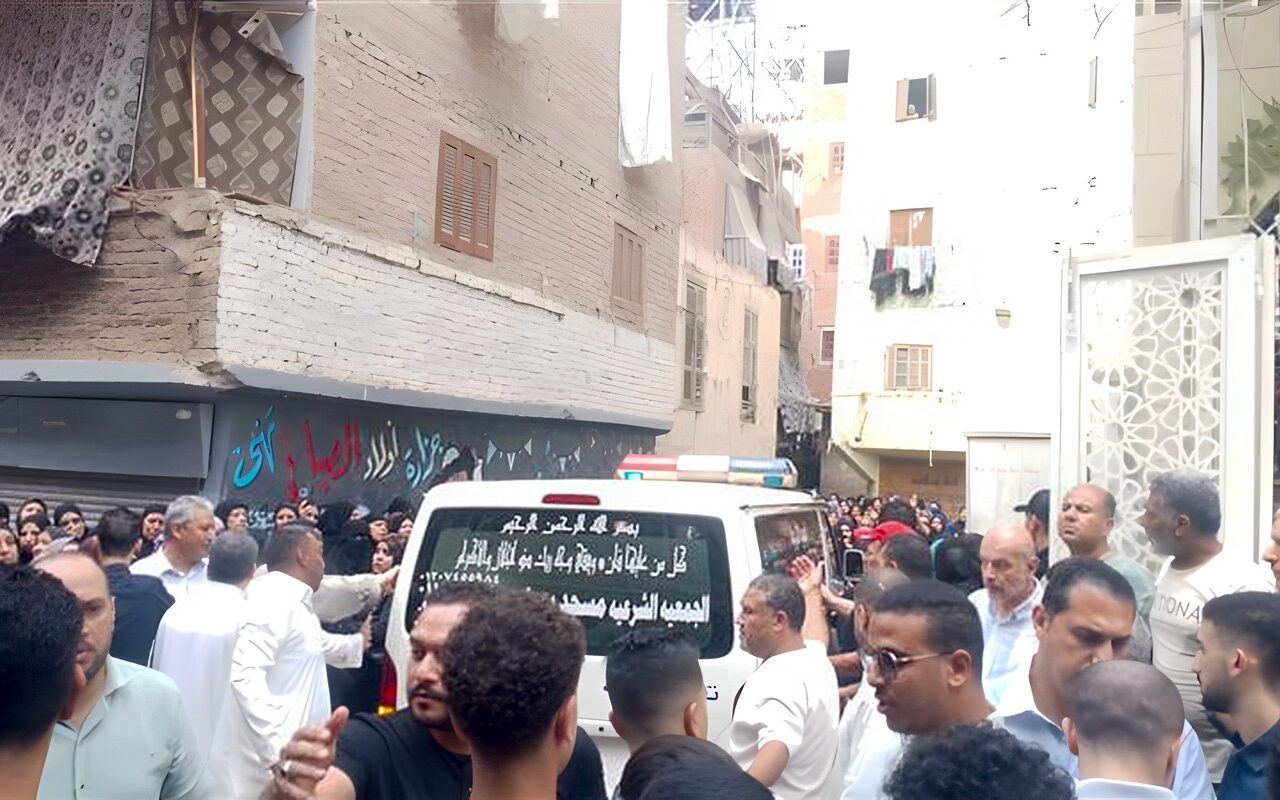 أهالي شبرا الخيمة يؤدون صلاة الجنازة على النائب عبد السلام الخضراوي