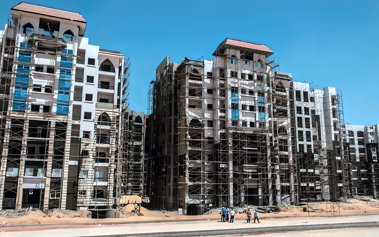 الدولار يتجاوز 55 جنيهًا، هل ترتفع أسعار العقارات مجددًا؟ حسانين: زيادة الـ10% تشعل مخاوف المطورين