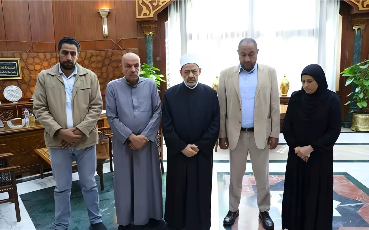 شيخ الأزهر يواسي أسرتي طالبي معهد دنوشر: «أبناؤكما أبناؤنا ومصابكما مصابنا»