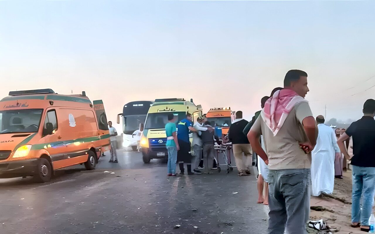 الصحة: نقل 30 مصابا إلى مستشفى 6 أكتوبر المركزي ووفاة 12 آخرين في حادث طريق أسيوط الغربي