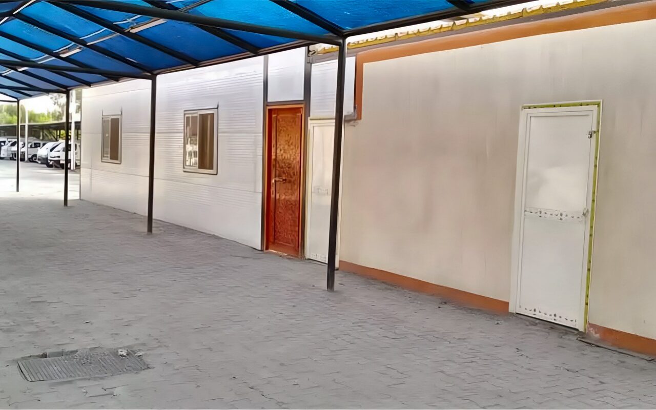 محافظة قنا توضح أسباب غلق الحمامات والمصلى والمحلات التجارية بمجمع مواقف قفط