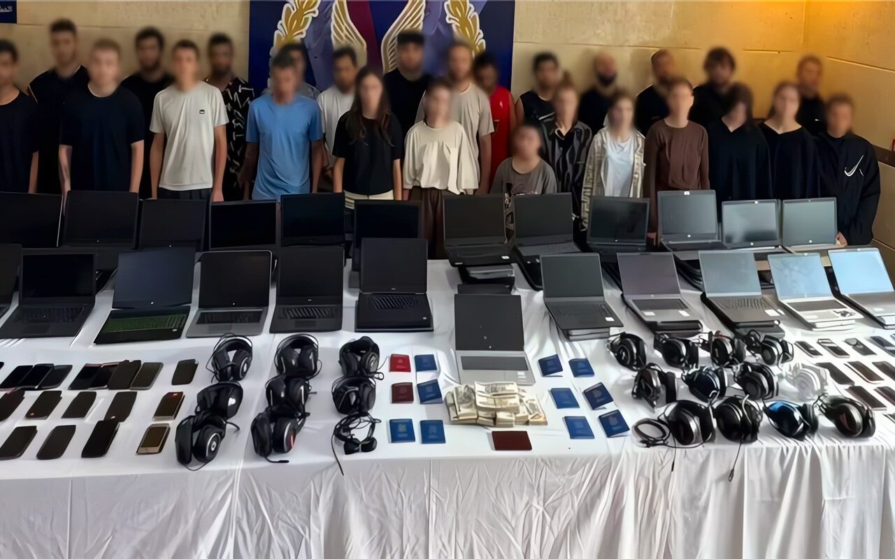 سقوط عصابة دولية تضم 28 أجنبيا بتهمة انتحال صفة موظفي البنوك والنصب على أجانب
