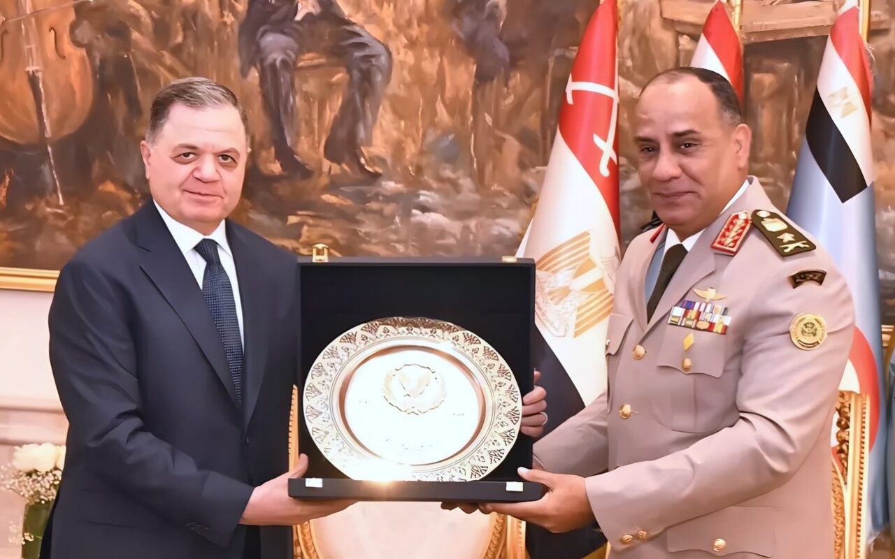 وزير الداخلية يزور القيادة العامة للقوات المسلحة ويهدي الفريق أشرف سالم درع الشرطة