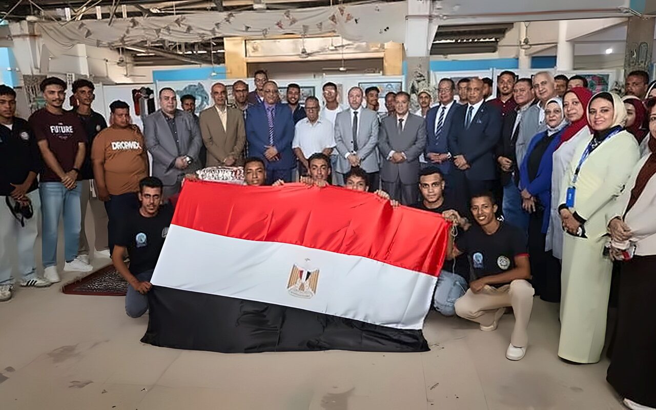 رئيس جامعة قنا يشهد إبداعات طلاب التربية النوعية في معرض فني احتفالا بذكرى نصر أكتوبر(صور)