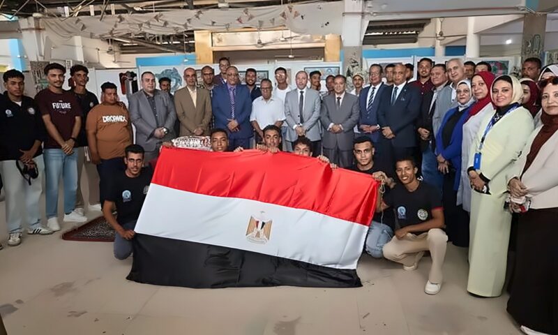 رئيس جامعة قنا يشهد إبداعات طلاب التربية النوعية في معرض فني احتفالا بذكرى نصر أكتوبر(صور)