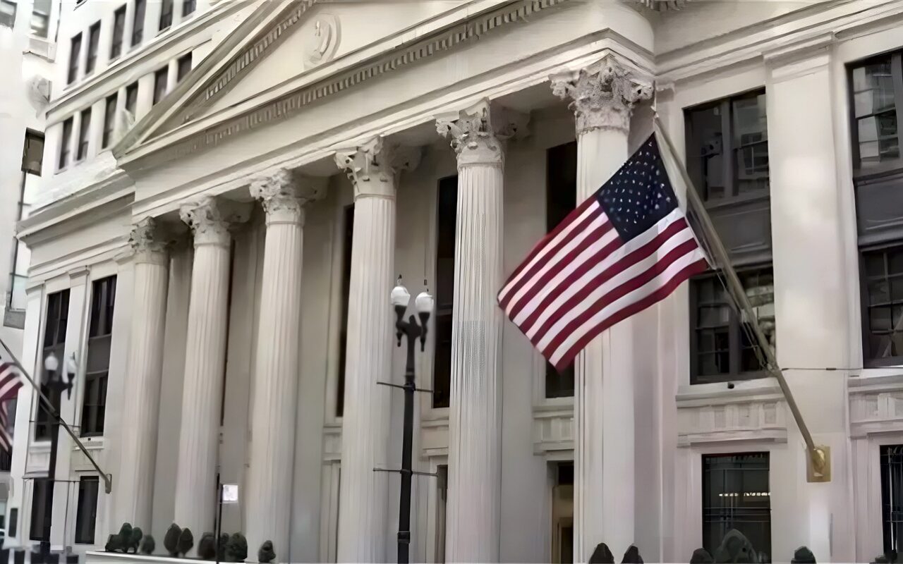 أخبار الاقتصاد اليوم: الفيدرالي الأمريكي يثبت الفائدة.. ارتفاع أسعار الذهب بالصاغة.. والدولار يعيد «الأوفر برايس» إلى سوق السيارات
