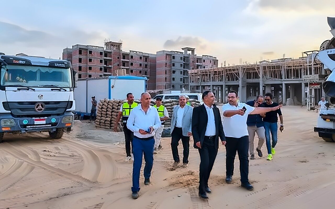 نائب رئيس المجتمعات العمرانية يتابع جودة ونسب تنفيذ مشروعات الإسكان ببدر والشروق