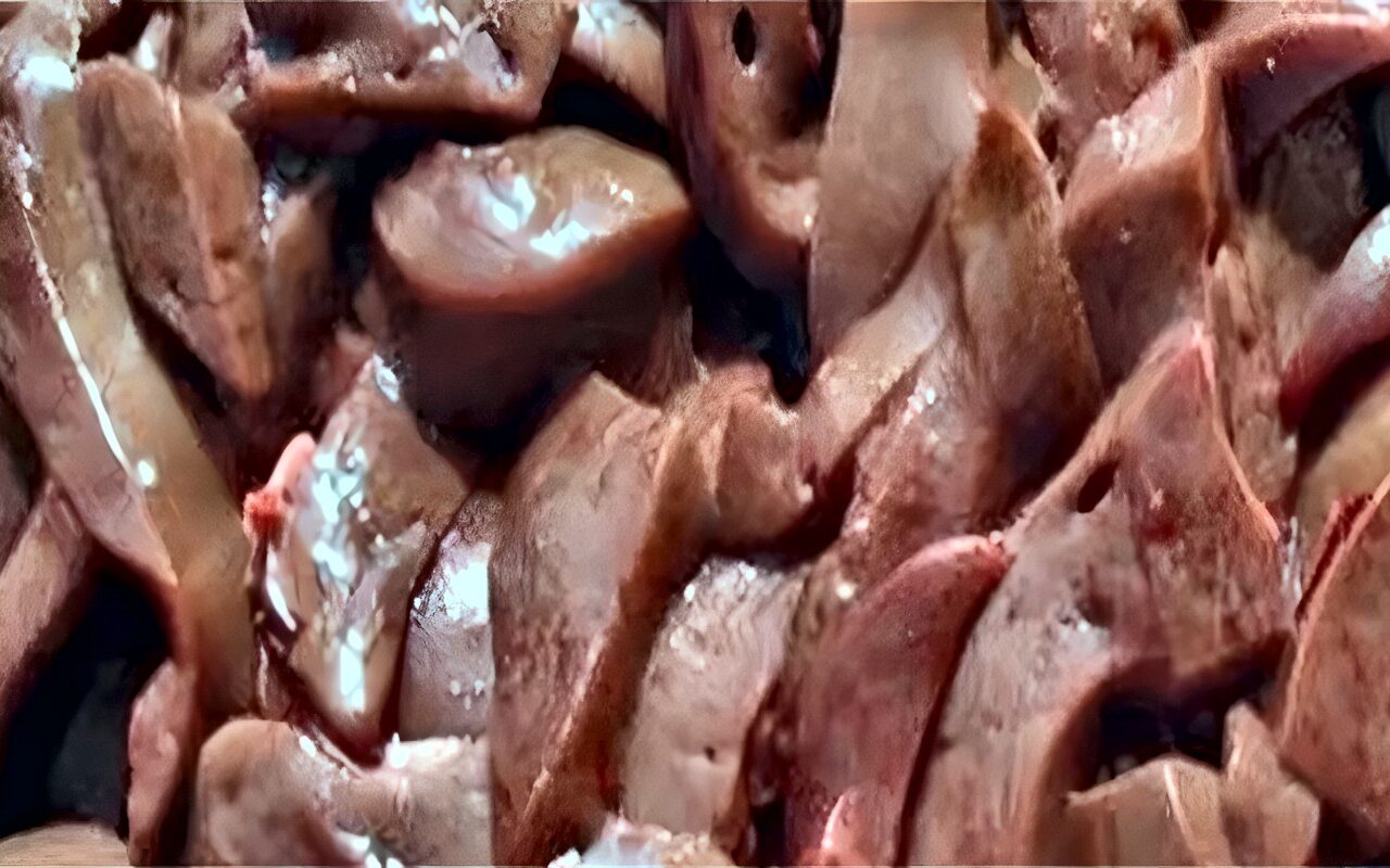 ضبط 1.8 طن من الكبدة والأسماك متغيرة الخواص داخل ثلاجتين في بنها