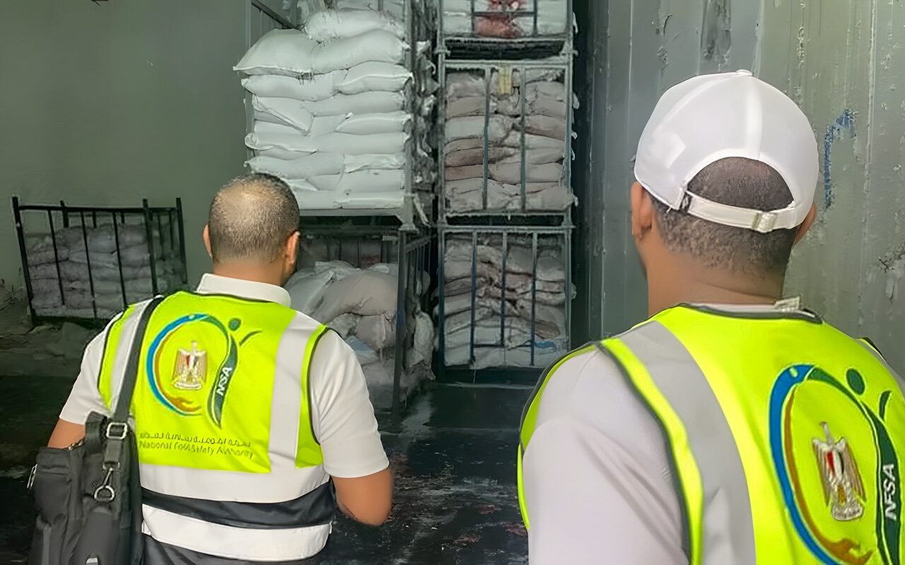 ضبط 10 أطنان فاكهة فاسدة و120 كيلو بن وشاي ومصانع “بير سلم” بالإسماعيلية (صور)