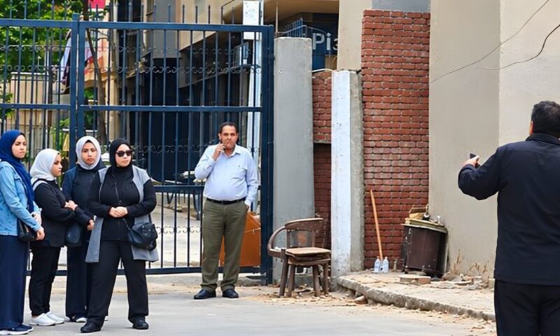 أسرة ضحيتَي جريمة محلة مرحوم بالغربية تنتظر أمام المشرحة لاستلام الجثمانين والنيابة تستجوب الجيران (صور)
