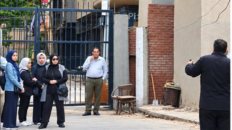 أسرة ضحيتَي جريمة محلة مرحوم بالغربية تنتظر أمام المشرحة لاستلام الجثمانين والنيابة تستجوب الجيران (صور)