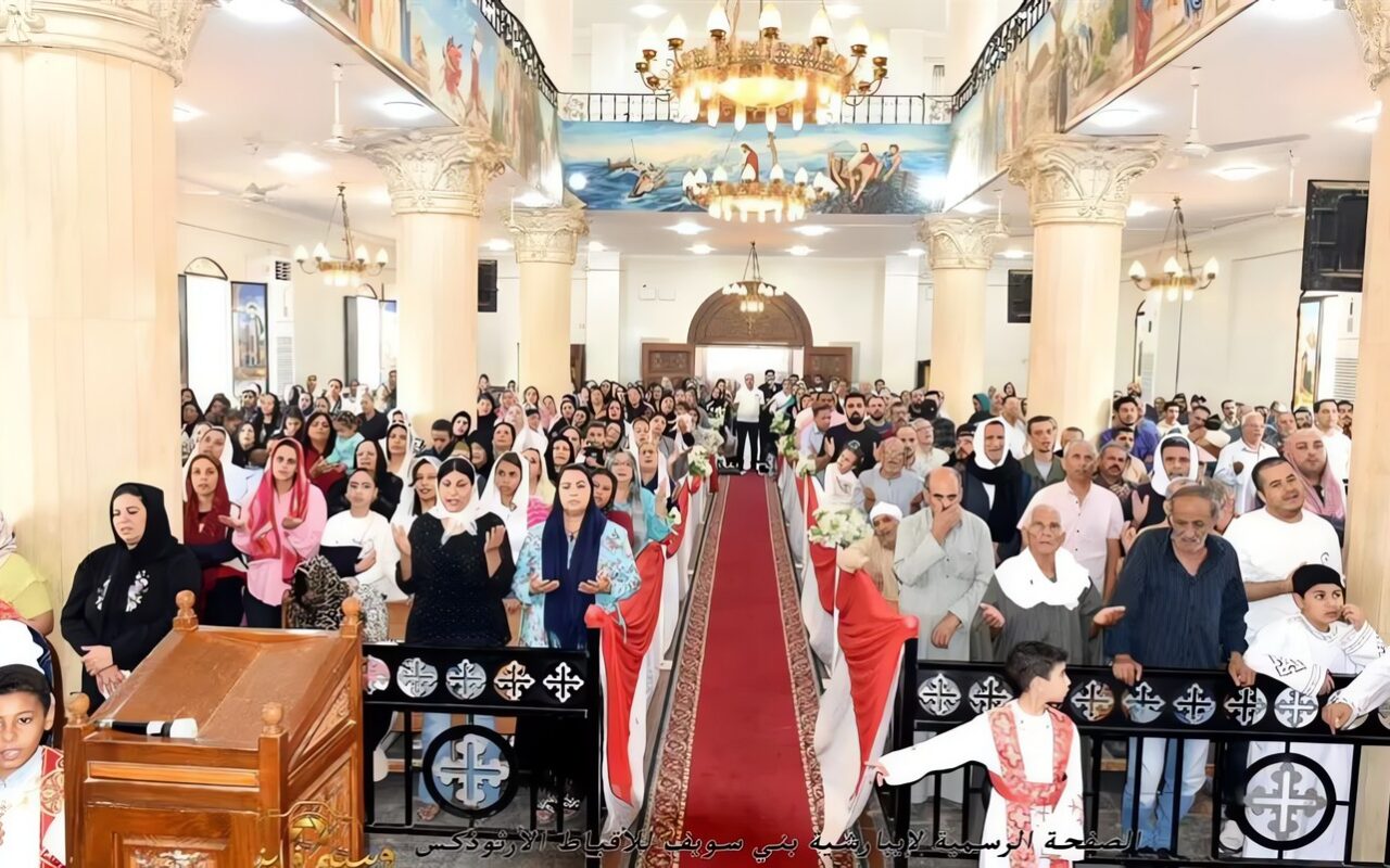 الأنبا غبريال يصلي القداس الإلهي بكنيسة القديس الأنبا كاراس السائح بقرية بياض العرب
