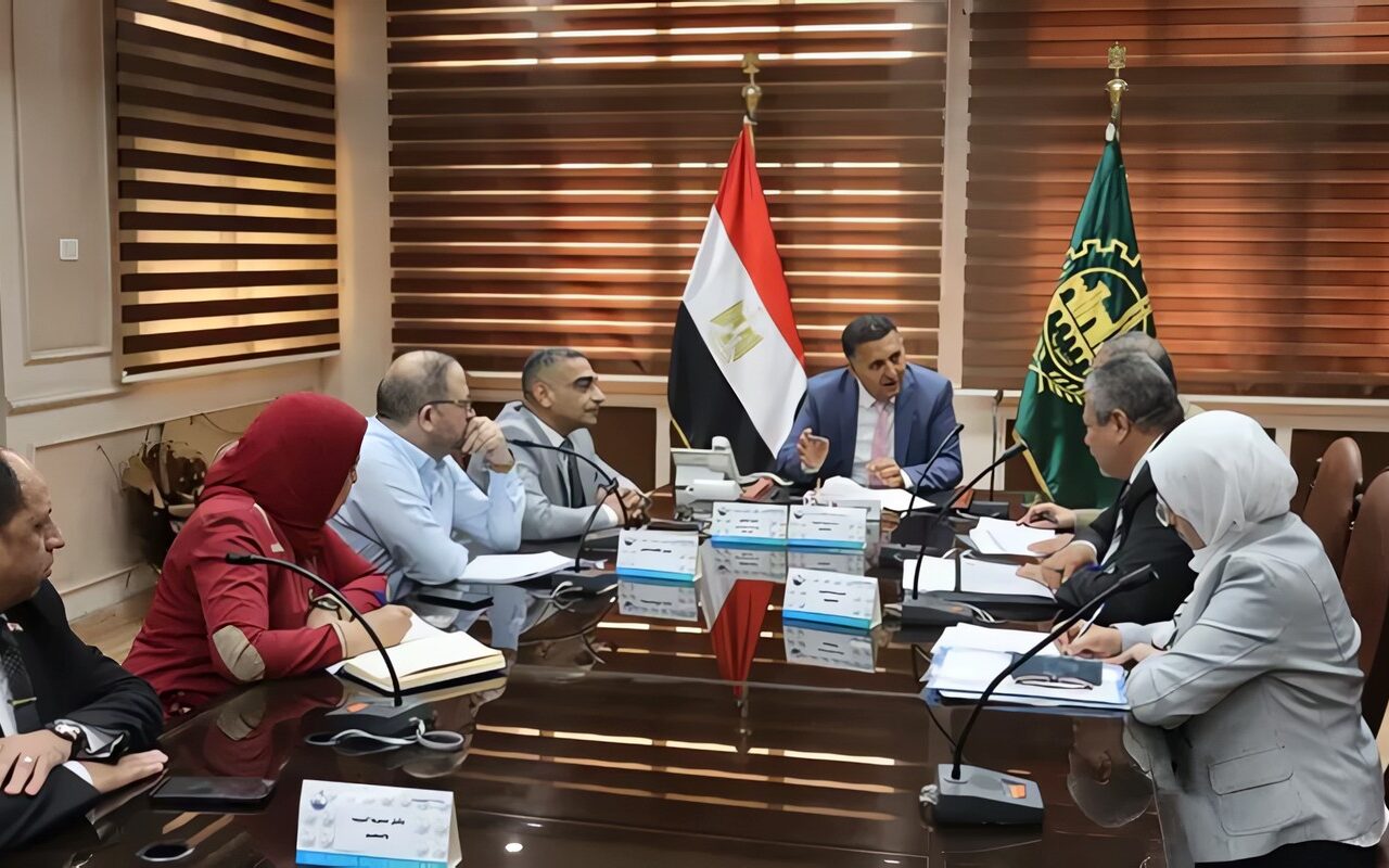 محافظ القليوبية يبحث إنهاء الفترة المسائية بالابتدائي قبل العام الدراسي 2027/2028