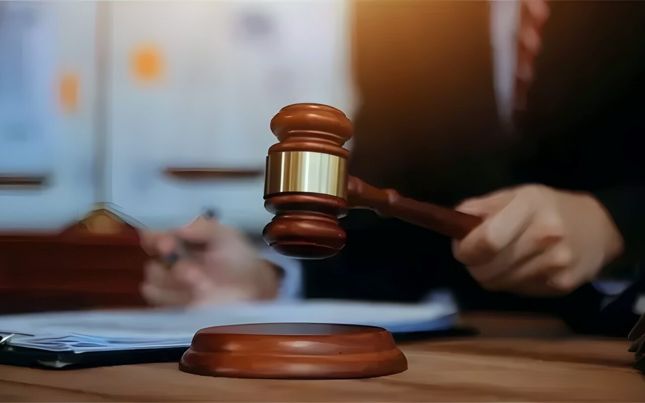 بدء جلسة محاكمة عاطل بتهمة قتل شقيقته وطعن والدته بالنزهة