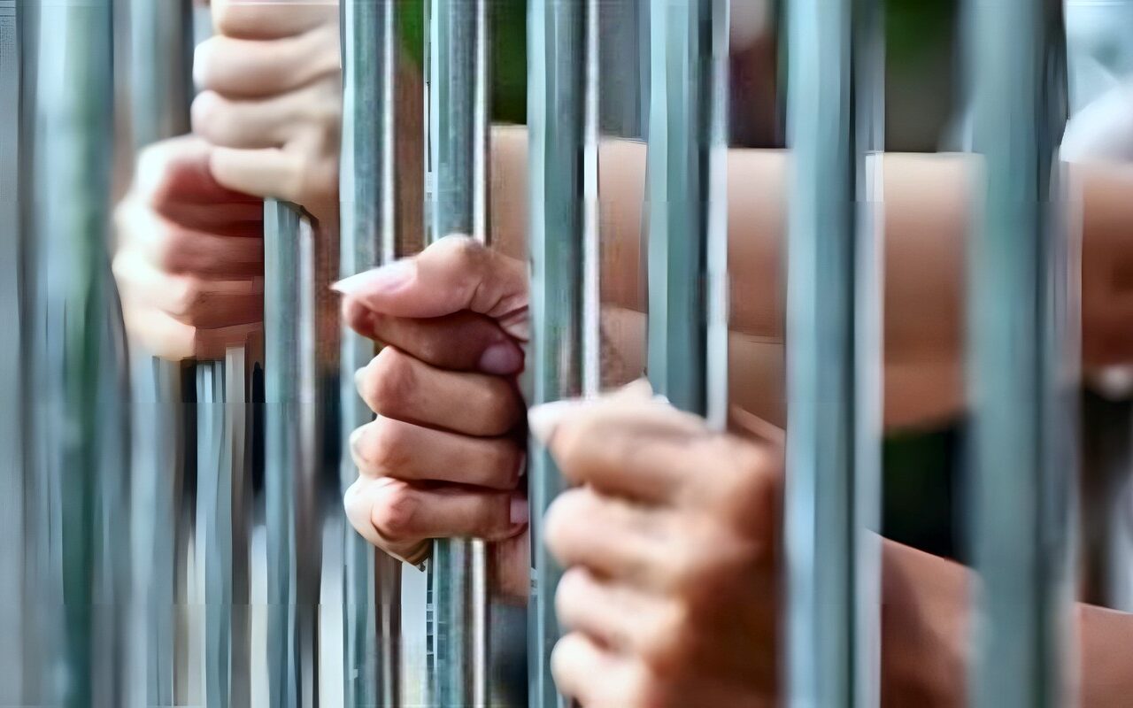 حبس عصابة سرقة الهواتف المحمولة من داخل السيارات بالجيزة