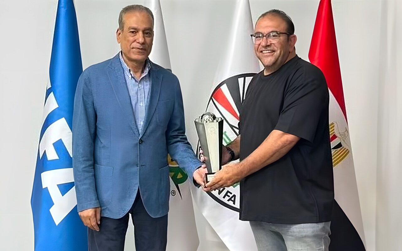 منتخب الشباب يسلم كأس بطولة شمال أفريقيا لاتحاد الكرة