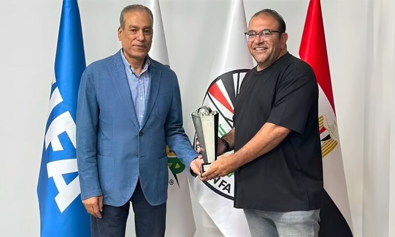 منتخب الشباب يسلم كأس بطولة شمال أفريقيا لاتحاد الكرة