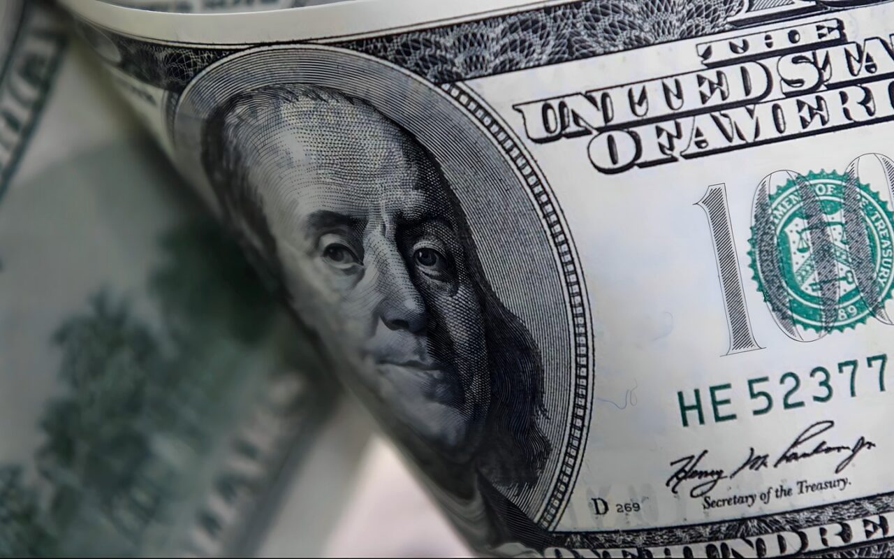 100 دولار بكام انهاردة؟.. سعر العملة الأمريكي في البنوك بعد الارتفاع الأخير