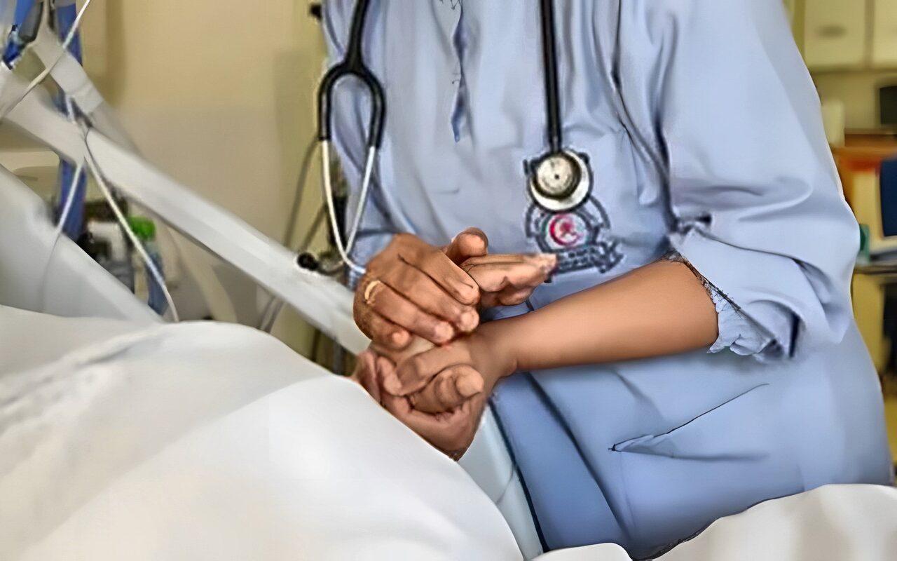 ما حكم إخفاء الطبيب حقيقة المرض عن المريض بدعوى المصلحة؟ الإفتاء توضح