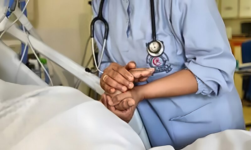 ما حكم إخفاء الطبيب حقيقة المرض عن المريض بدعوى المصلحة؟ الإفتاء توضح