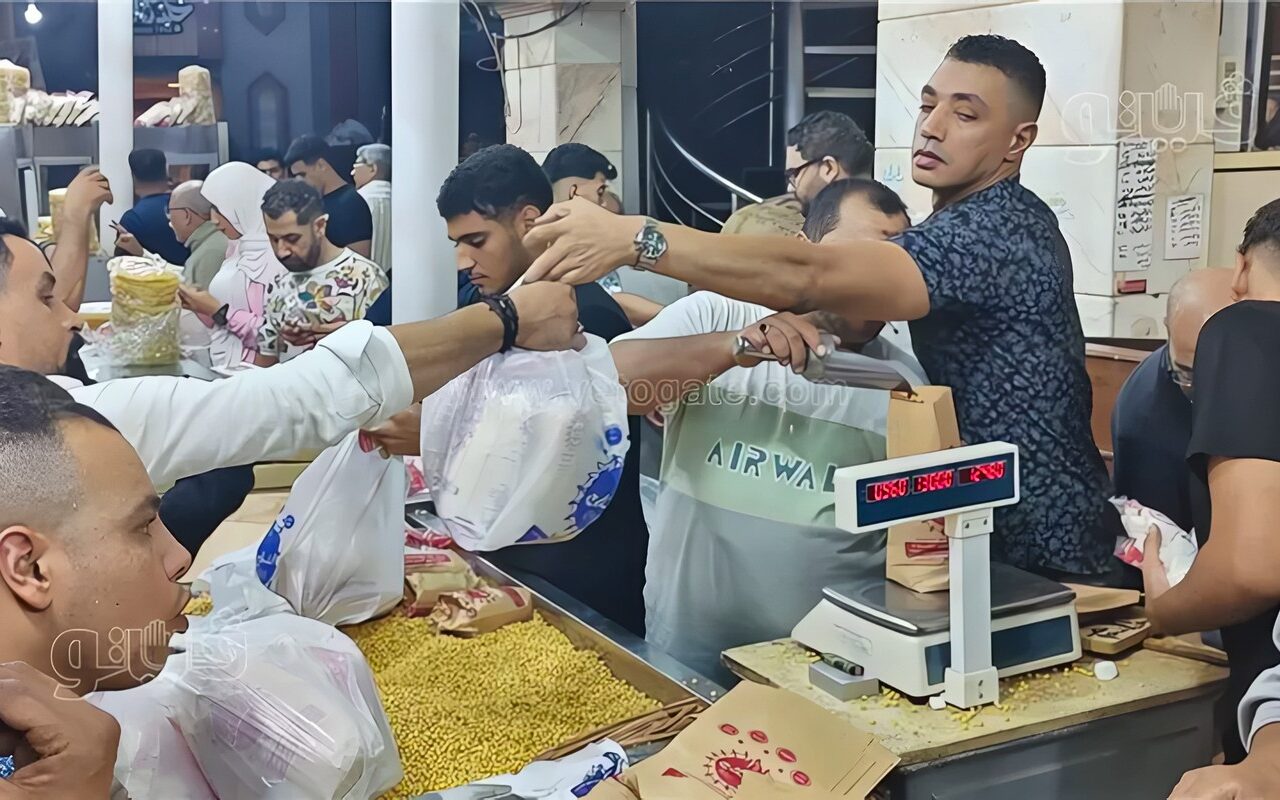 بين نفحات التصوف وأصالة التراث، الحمص والحلاوة يتربعان على عرش مولد السيد البدوي بطنطا (فيديو)