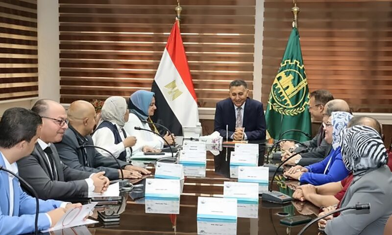 محافظ القليوبية يبحث إعادة تشغيل بنك دم الهلال الأحمر وتلافي أسباب توقفه