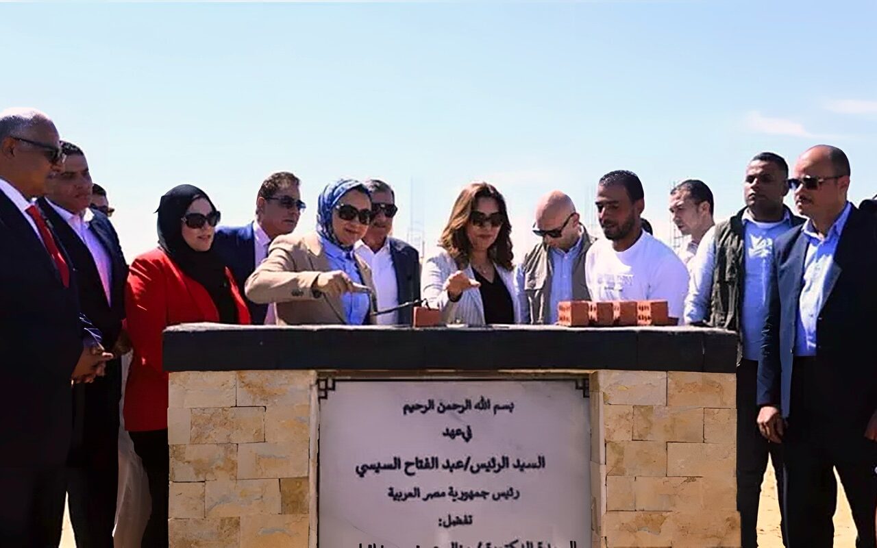 وزيرة التنمية المحلية ومحافظ الوادي الجديد تضعان حجر أساس للمجمع الرائد لصناعات التمور بواحة الشوربجي
