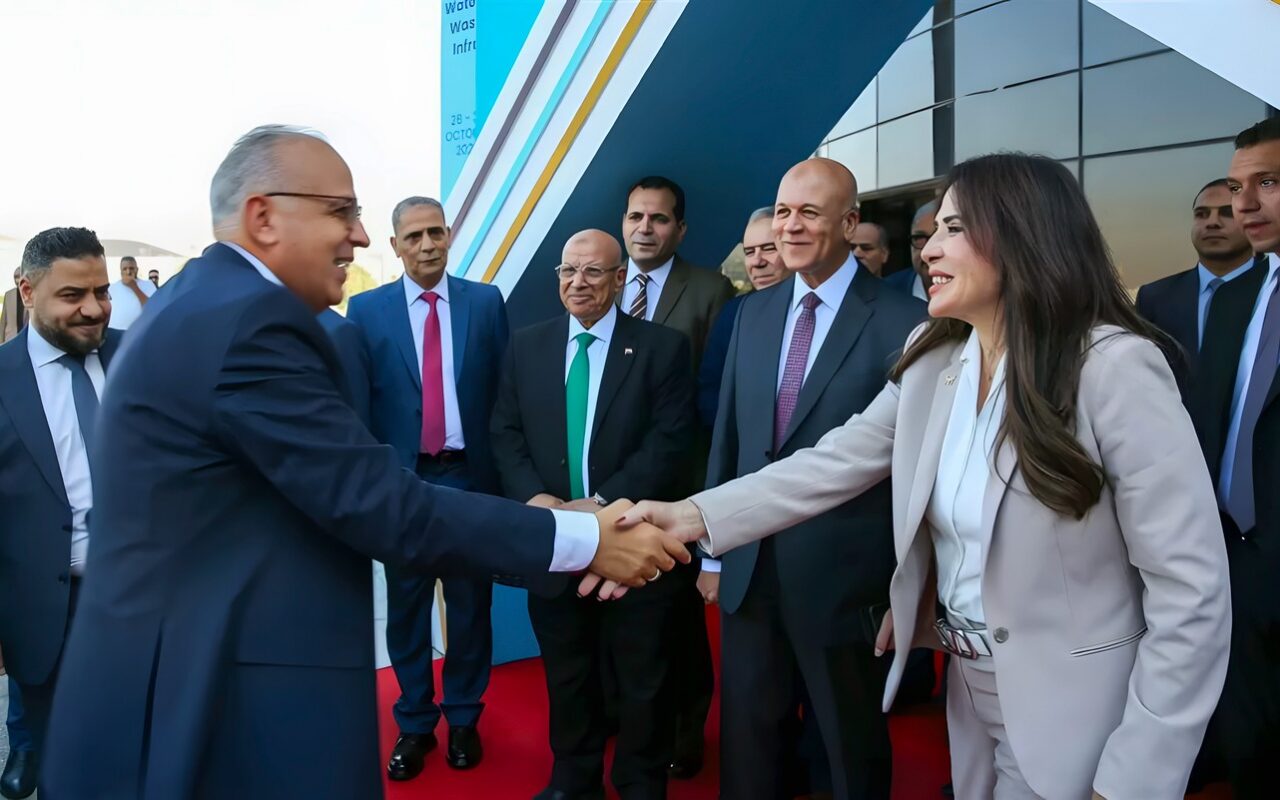 وزيرا الإسكان والري يتفقدان أجنحة الشركات المشاركة بالمعرض والمؤتمر الدولي لتكنولوجيا المياه