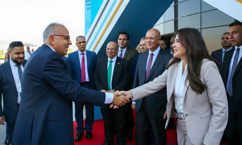 وزيرا الإسكان والري يتفقدان أجنحة الشركات المشاركة بالمعرض والمؤتمر الدولي لتكنولوجيا المياه