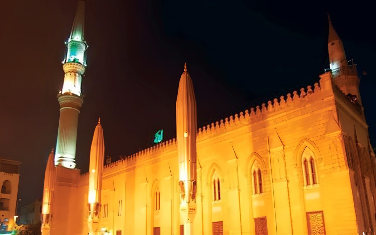 موعد أذان العشاء اليوم الإثنين 12 – 10 – 2026 في القاهرة والمحافظات