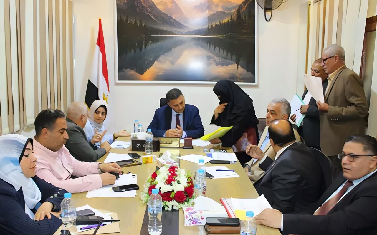 محافظ القليوبية يبحث شكاوى أهالي بنها وكفر شكر وطوخ وقها.. وفرص عمل لذوي الإعاقة والأسر الأولى بالرعاية