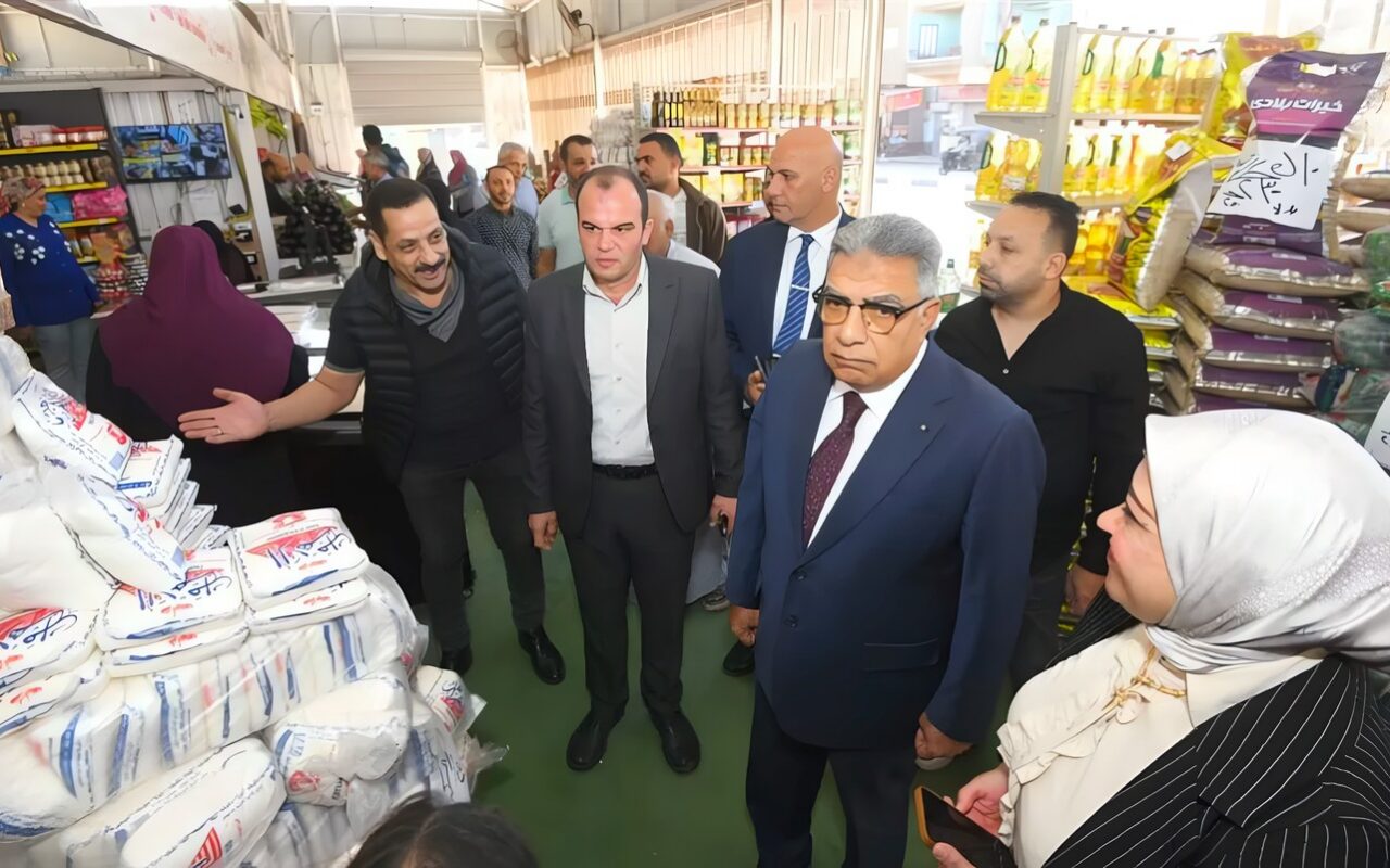 محافظ الدقهلية يتفقد السوق الحضاري بميت غمر ويوجه بمتابعة الأسعار وتوافر السلع
