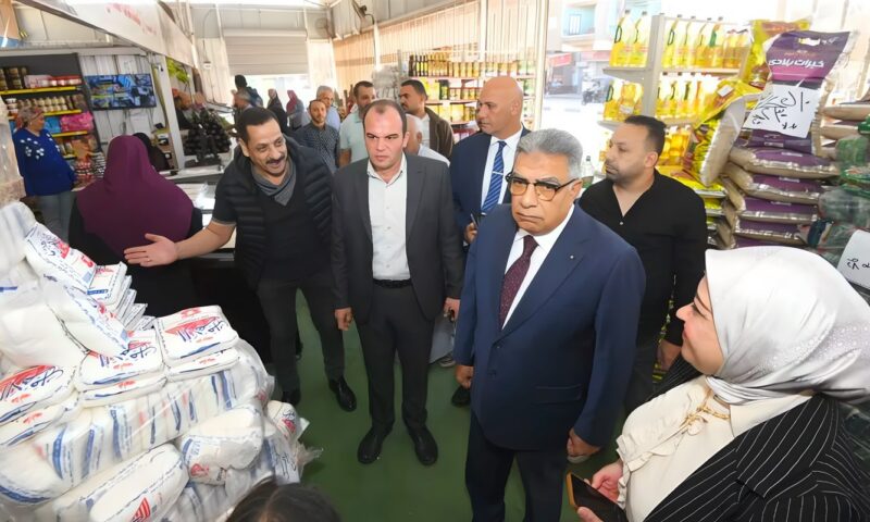 محافظ الدقهلية يتفقد السوق الحضاري بميت غمر ويوجه بمتابعة الأسعار وتوافر السلع
