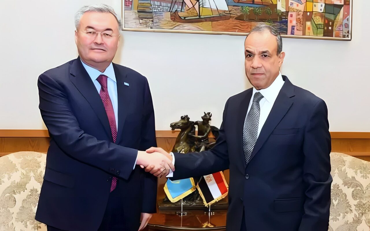 وزير الخارجية ونظيره الكازاخي يوقعان بروتوكولا للإعفاء المتبادل من التأشيرات الدبلوماسية (صور)