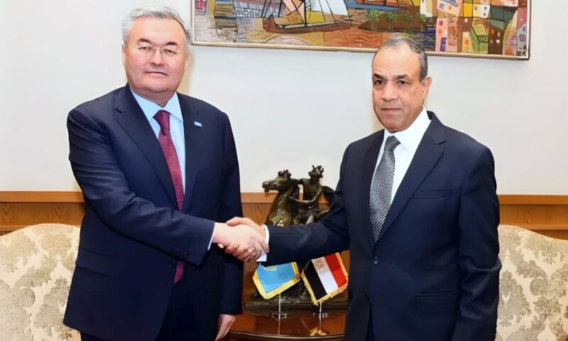 وزير الخارجية ونظيره الكازاخي يوقعان بروتوكولا للإعفاء المتبادل من التأشيرات الدبلوماسية (صور)