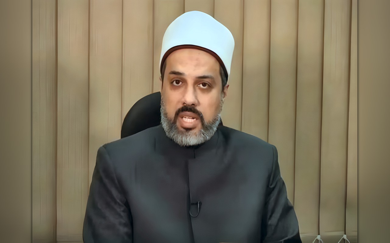 هل يجوز للمرأة كشف شعرها أمام زوج أختها وحُكم مُصافحة شقيق زوجها ؟.. الموقف الشرعي