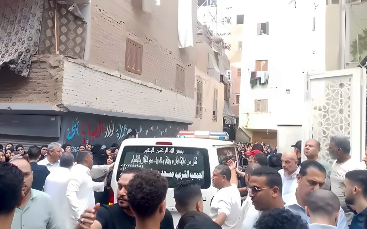 المئات يودعون عبد السلام الخضراوي في جنازة مهيبة بشبرا الخيمة ونقل جثمانه إلى مقابر بلقس