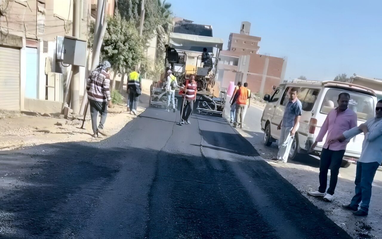 محافظ الغربية يتابع أعمال رصف طريق السنطة البلد