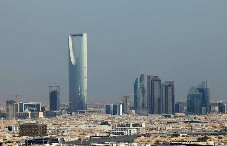 الحوثيون يعلنون استهداف أرامكو ومطارين وأهداف عسكرية بالسعودية