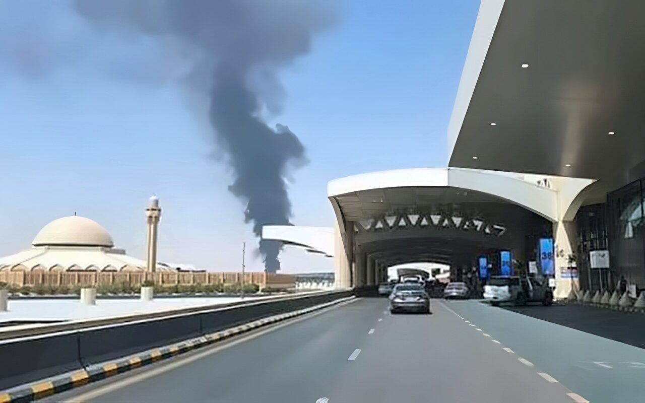 رويترز: تصاعد دخان من طائرة متوقفة في مطار الرياض